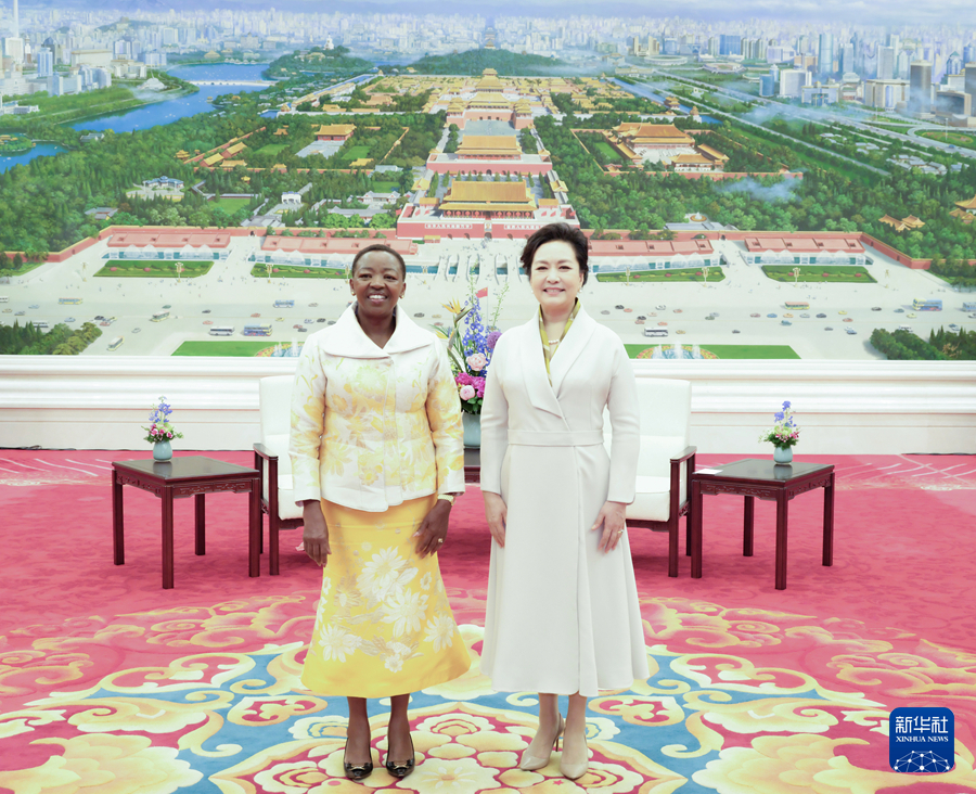 彭丽媛同肯尼亚总统夫人蕾切尔茶叙